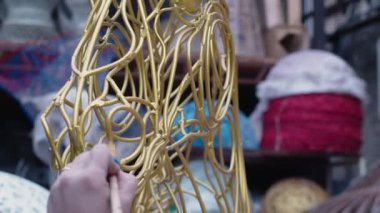 Yetenekli Yenilikçi Sanatçı heykeli altın boyayla boyuyor