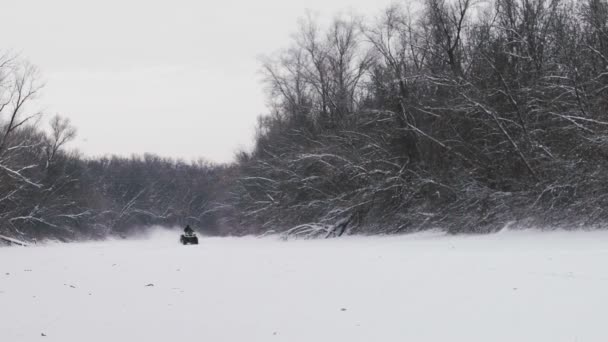 Závod ATV na sněhu. Jezdec na čtyřkolce na sněhovém poli. — Stock video