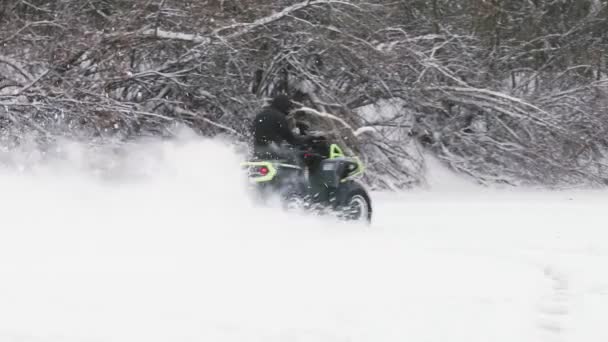 ATV Quad bicicleta a la deriva en la nieve. Jinete conduciendo una bici quad en el campo de nieve. — Vídeo de stock