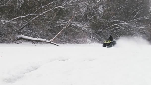 ATV Quad bicicleta a la deriva en la nieve. Jinete conduciendo una bici quad en el campo de nieve. — Vídeo de stock