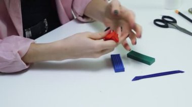 Masada kadınların plastiklerle oynadığı bir oyun.