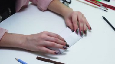 Kadının üst görüntüsü masaya bir kalp çizdi.