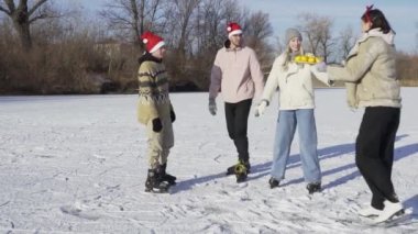 Genç arkadaşlar buz pateni giyer. Donmuş gölde iyi eğlenceler.