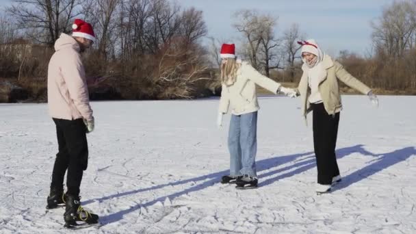 Jovem no Natal Papai Noel tira uma foto de suas namoradas no telefone no lago congelado na floresta — Vídeo de Stock