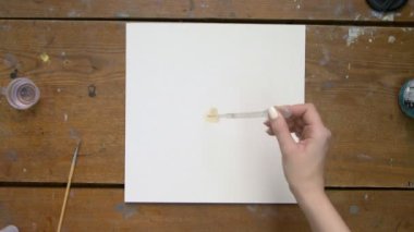 Sıvı Sanat. Soyut renkli tablolar. Sanatçının üst görünümü, Sıvı Sanat Filmi yapmak için tuvale su döker
