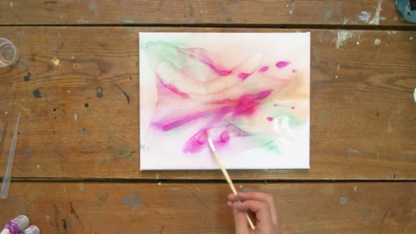 Arte Fluida. Artista masculino usa pincel e água para fazer pintura colorida abstrata — Vídeo de Stock