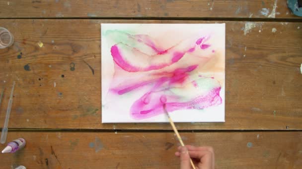 Fluido Art. Maschio artista utilizza pennello e acqua per rendere astratto pittura colorata — Video Stock