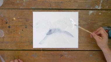 Sıvı Sanat. Soyut renkli tablolar. Erkek ressamın üst görünümü tuvale su dağıtmak için boya fırçası kullanır