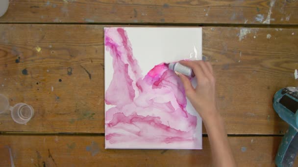 Top view női művész festi gyönyörű elvont kép, ő önti rózsaszín cső nedves vászonra — Stock videók