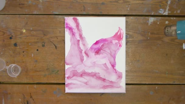 Vätskekonst. Abstrakt rosa målning. Ovanifrån av kvinnliga konstnären använder torktumlare för att flytta en rosa färg och torka sin nya rosa bild — Stockvideo