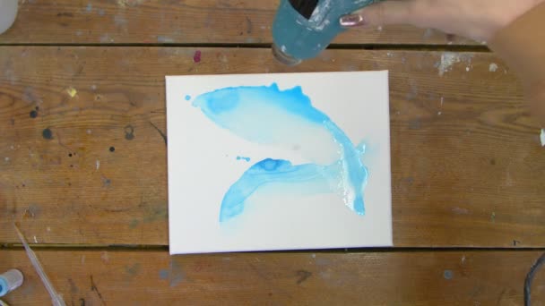 Vätskekonst. Abstrakt rosa målning. Ovanifrån av kvinnliga konstnären använder torktumlare för att flytta en blå färg och torka sin nya blå bild — Stockvideo