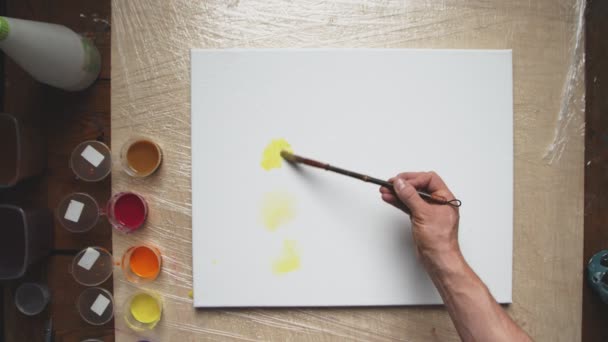Κάτοψη του αρσενικού καλλιτέχνη ζωγραφίζει Pastel tie dye ή Pastel swirl εικόνα με κίτρινο χρώμα σε βρεγμένο καμβά. Ρευστή τέχνη. — Αρχείο Βίντεο
