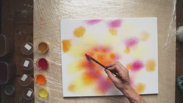Κάτοψη του αρσενικού καλλιτέχνη ζωγραφίζει Pastel tie dye ή Pastel swirl εικόνα με κόκκινους κύκλους σε βρεγμένο καμβά. Ρευστή τέχνη. — Αρχείο Βίντεο