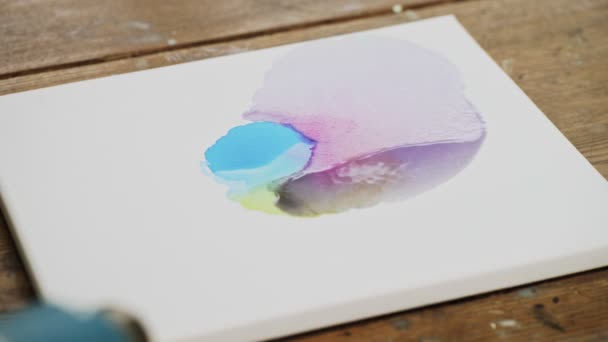 Ρευστή τέχνη. Αφηρημένη πολύχρωμη ζωγραφική. Κοντινό πλάνο του καλλιτέχνη χρησιμοποιεί στεγνωτήριο για να φυσήξει σε χρώματα για να κάνει το Fluid Art εικόνα — Αρχείο Βίντεο