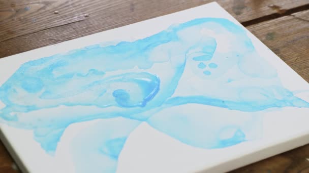 Vätskekonst. Abstrakt blå målning. Närbild av kvinnliga konstnären använder torktumlare för att torka sin nya bild — Stockvideo
