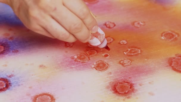 Menutup lukisan perempuan dengan gambar abstrak, ia menuangkan banyak tetes cat merah ke kanvas basah — Stok Video