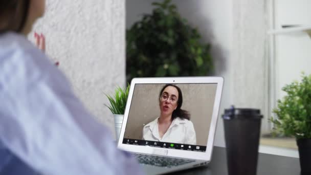Kobieta korzystająca z technologii wideokonferencji w kuchni do rozmów wideo z kolegą w domu i w biurze — Wideo stockowe