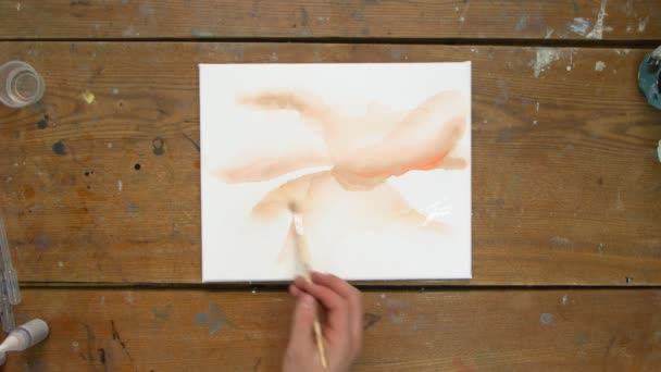 Arte fluido. Pintura colorida abstracta. Vista superior de artista masculino utiliza pincel para hacer un lienzo mojado — Vídeo de stock