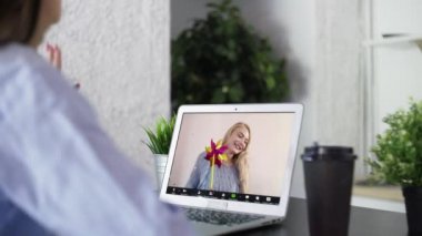 Genç kadın videosu ev mutfağında doğum gününü kutlamak için arkadaşını arıyor.