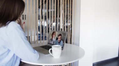 Uzaktan çalışan konferansı online grup sanal sohbetinde dizüstü bilgisayar ekranında. Şirket çalışanları ve patronu web kamerasıyla ev ofisinden çalışan bilgisayar görüntülü arama uygulaması kullanıyor..