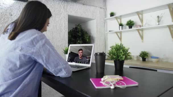 Joven mujer de negocios se comunica con el trabajador a distancia masculino en webcam conferencia chat. — Vídeos de Stock