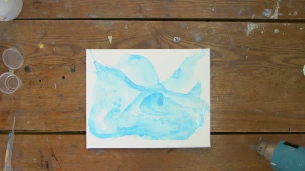 Vätskekonst. Abstrakt blå målning. Ovanifrån av kvinnliga konstnären använder torktumlare för att göra blå abstrakt bild — Stockvideo