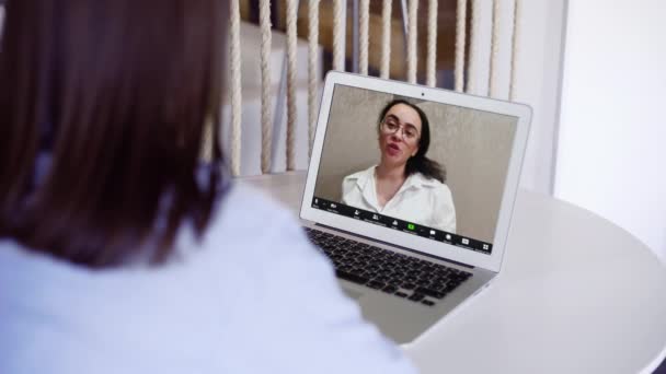 在厨房使用视频会议技术与同事在家里和办公室进行视频通话的妇女 — 图库视频影像