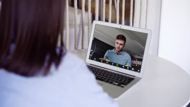 Mladá obchodní žena komunikuje s pracovníkem na dálku v konferenčním chatu webkamery. — Stock video