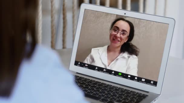 Close up woman Using Video Conferencing technology in kitchen για βιντεοκλήση με συνάδελφο στο σπίτι και στα γραφεία — Αρχείο Βίντεο