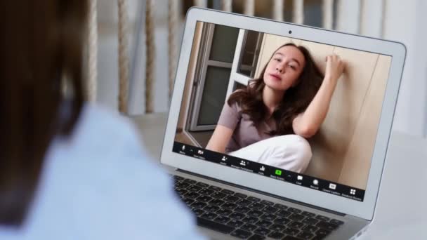 Detailní záběr velmi mladé brunetky žena mluví na video hovor s přítelem pomocí notebooku v kuchyni — Stock video