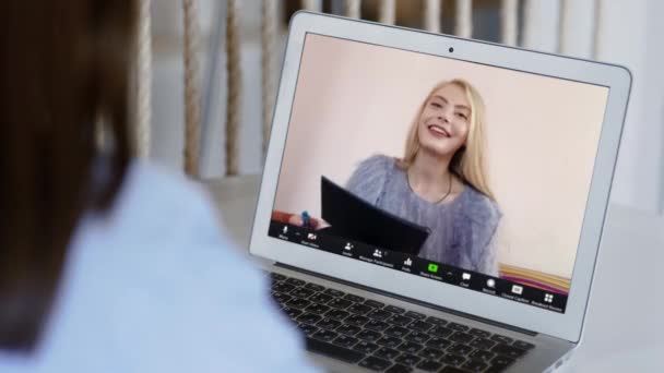 Närbild av brunett kvinna talar på videosamtal med sin vän som — Stockvideo