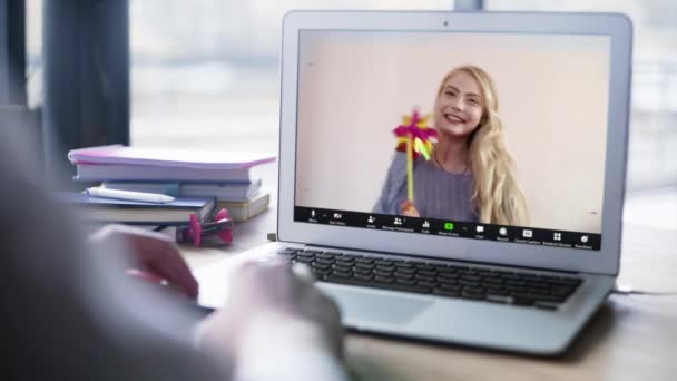 Zbliżenie w górę z yung blondynka wideo dzwoni jej przyjaciel dla jej życzenia urodzinowe w domu biuro — Wideo stockowe