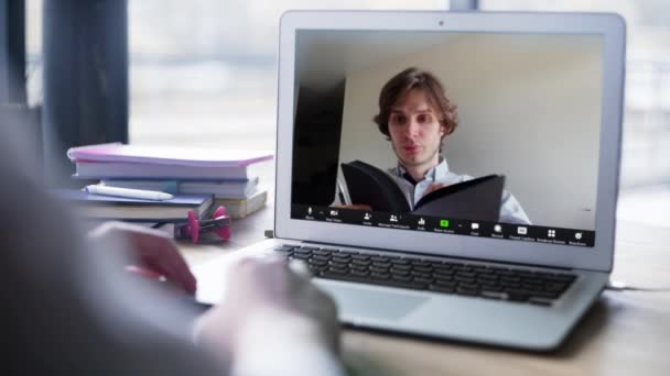 Młody biznesmen wykonujący telekonferencję na laptopie. HR manager having distance webcam chat job interview with woman on computer in office. — Wideo stockowe