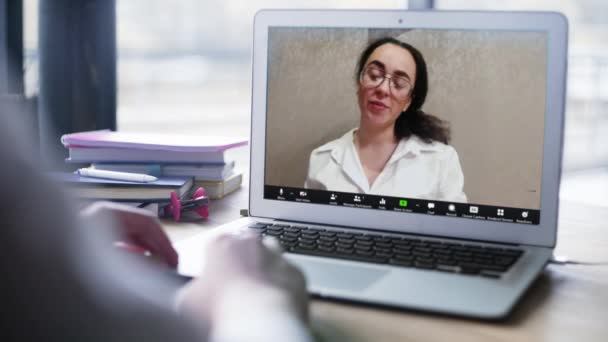화상 회의 기술을 부엌에서 사용하는 여성 확대 사진 집과 사무실에서 동료와 비디오 통화를 하는 여성 — 비디오