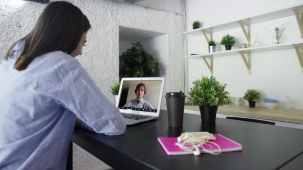 Joven mujer de negocios se comunica con el trabajador a distancia masculino en webcam conferencia chat. — Vídeos de Stock