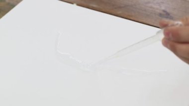 Sıvı Sanat. Soyut renkli tablolar. Sanatçının üst görünümü, Sıvı Sanat Filmi yapmak için tuvale su döker