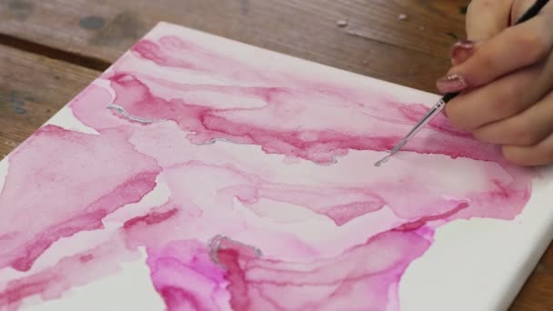 Arte fluido. Pintura rosa abstracta. Primer plano de la artista femenina utiliza pincel y pintura plateada para dibujar un cuadro abstracto — Vídeo de stock