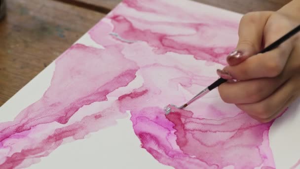 流体艺术。粉红的抽象画。女性艺术家的近照使用画笔和银色绘画来描绘一幅抽象的图画 — 图库视频影像
