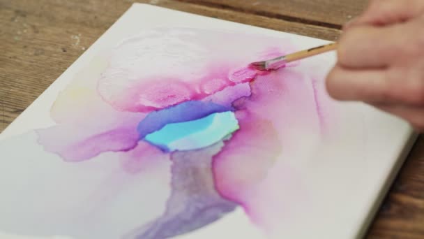 Fluid Art. Pictură abstractă colorată. Aproape de artist de sex feminin toarnă apă pentru pânză și folosește pensula pentru a o distribui — Videoclip de stoc