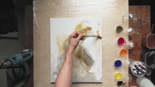 Fluido Art. Pittura astratta colorata. Vista dall'alto dell'artista maschile utilizza pennello per dipingere forme astratte su tela bagnata — Video Stock