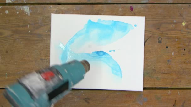流体艺术。粉红的抽象画。女画家的头像是用烘干机移动蓝色颜料，擦干新的蓝色图画 — 图库视频影像