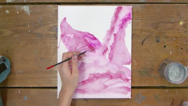 Vätskekonst. Abstrakt rosa målning. Ovanifrån av kvinnliga konstnären använder pensel och silverfärg för att rita en abstrakt bild — Stockvideo