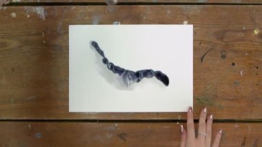 Sıvı Sanat. Soyut renkli tablolar. Kadın sanatçının üst görünümü siyah Sıvı Sanat filmi yapmak için kurutucu kullanıyor