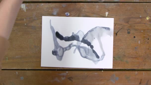 Arte Fluida. Pintura preta abstrata. Vista superior do artista feminino usa secador para fazer quadro abstrato escuro — Vídeo de Stock