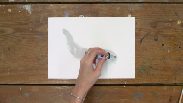 Ovanifrån av kvinnliga konstnären målar en abstrakt bild, häller hon några droppar svart färg till våt duk — Stockvideo