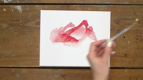 Sztuka Płynu. Abstrakcyjny kolorowy obraz. Widok z góry artysty używa pipety do nalewania wody na płótno — Wideo stockowe