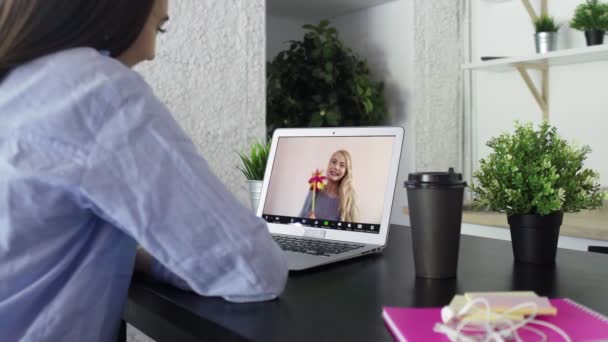 Jonge brunette vrouw is spreken op video gesprek met vriend met behulp van laptop computer thuis keuken — Stockvideo