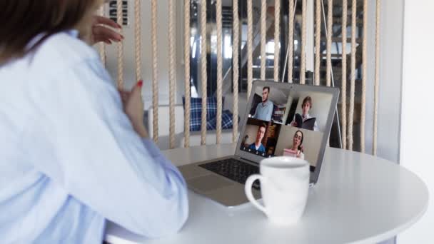 Etätyöntekijöiden konferensseihin online-ryhmän virtuaalinen chat kannettavan tietokoneen näytöllä. Yrityksen henkilökunta kollegat ja pomo käyttävät pc videopuhelu sovellus työskentelee kotitoimistosta web cam. — kuvapankkivideo