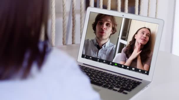 Discutiendo el proyecto en línea. Sobre el hombro vista de cerca. Videollamada grupal. Comunicación remota de jóvenes felices. Trabajando desde la moderna oficina en casa. Charla de negocios conferencia. — Vídeo de stock