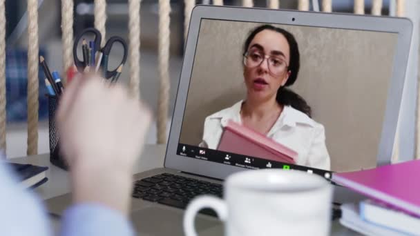 Detailní záběr obchodníka, jak dělá konferenční video hovor na notebooku. Žena agent, hr manager having distance webcam chat job interview na počítači v kanceláři. — Stock video